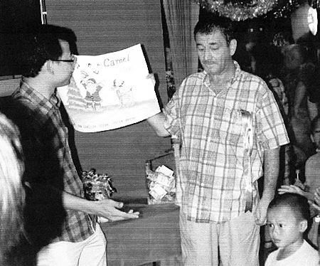 Chris “Quinny” Quinn (right) with Father Peter at the Christmas Day Camel Bar lunch for the children of the Camillian Centre in Rayong. 