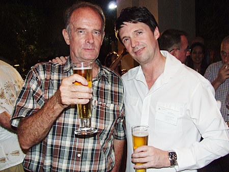 Stuart Saunders (left) and Gavin Waddell (right) from Phyathai Sriracha General Hospital.