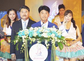 Wichit Chatpaisit, the Governor of Chonburi, summarizes the sports competition results during the closing ceremony.