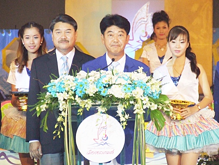 Wichit Chatpaisit, the Governor of Chonburi, summarizes the sports competition results during the closing ceremony.