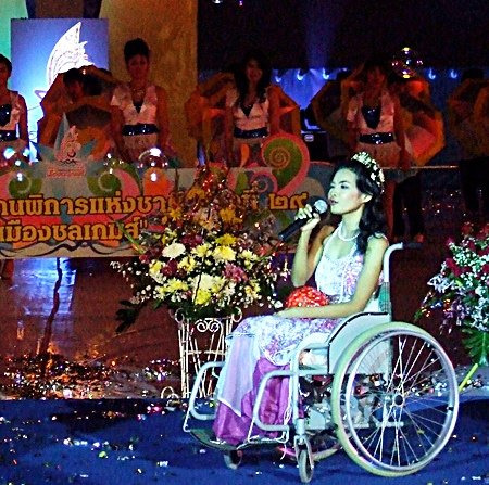Jenjira Suksud sings “Hua Jai Puk Kan” as the games torch is slowly extinguished to officially close the competition.