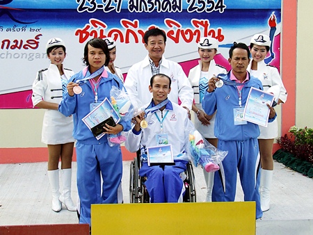 Chonburi’s Peerapong Bungbok, seated center, celebrates his gold medal success in the Men’s R1 Air Rifle category.