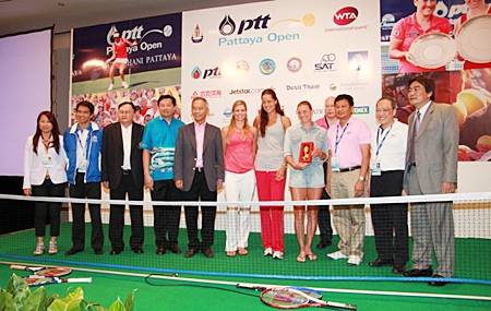 The star players of the 2011 PTT Pattaya Open are seen on stage with the tournament sponsors after the conclusion of Sunday’s press conference held at the Dusit Thani Pattaya. 