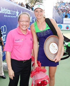 Daniela Hantuchova, right, poses with Dusit Thani Pattaya General Manager Chatchawal Supachayanont following her straight sets win over Sara Errani of Italy.