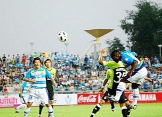 Ludovick Takam scores to put Pattaya United 1-0 up against Bangkok Glass at the Physical Education Football Stadium in Chonburi, Saturday, Feb. 12. (Photo/Ariyawat Nuamsawat)