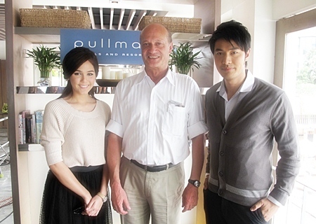 Philippe Delaloye (centre), General Manager of the Pullman Pattaya Aisawan was thrilled to welcome Chompoo Araya A. Hargate (left) and Aun Wittaya Wasukraipaisarn (right) two famous Thai movie stars to the resort for a film shoot recently. The thespians co-star in a new TV drama called “Dok Som See Thong” that will be aired on TV Channel 3 shortly. Philippe Delaloye (centre), General Manager of the Pullman Pattaya Aisawan was thrilled to welcome Chompoo Araya A. Hargate (left) and Aun Wittaya Wasukraipaisarn (right) two famous Thai movie stars to the resort for a film shoot recently. The thespians co-star in a new TV drama called “Dok Som See Thong” that will be aired on TV Channel 3 shortly.