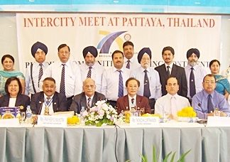 Pattaya is a popular destination for Rotary seminars from foreign countries. Recently Rotarians from District 3070 India held their Inter City Meeting at the Siam Bayview Hotel. The visiting Rotarians were led by District Governor Man Mohan Jerath (4rd left). On hand to welcome them were District Governor Thongchai Lortrakanon (5th right), Past District Governor Pratheep Malhotra (3rd left), both from District 3340, Thailand along with members of the Rotary Club of Jomtien-Pattaya.