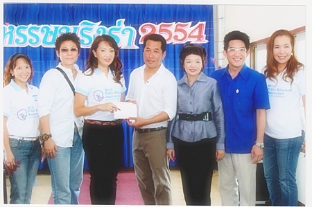 Nichaya Chaivisuth (3rd left), President of the Hotel Public Relations Association of Thailand in co-operation with the Tourism Authority of Thailand recently organized a PR & Media trip to stimulate domestic tourism. They also donated funds they raised to Tapana Nuntapanich (centre), from the Sian Hud Yi Temple in Chonburi to support their various charities. Other members included Sukrita Chomdhavat, Panasporn Nopsri, Rakjit Kittikamron, Katha Chinnabunchorn and Panisa Kitjakanyawat.