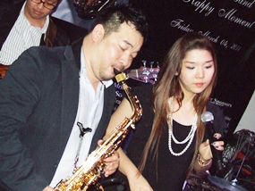 Koh Mr. Saxman plays a great tune accompanied by Phang Khow.