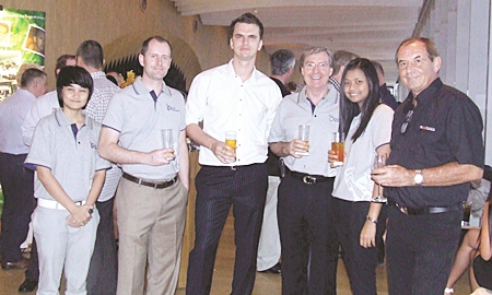 An impressive group picture, Sirilak Pansri (LMG Pacific Healthcare), Ben Wisbey (LMG Pacific Healthcare), Alex Kudinov (Akkara Sombat Properties), Paul Thomson, Thidanun Komalapanika (LMG Pacific Healtcare), and Rolf Singler (Global Property Insurance).