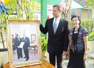 Didier Moly shows a picture of Baron Riccardo Carini to Radchada Chomjinda.