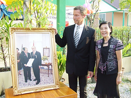 Didier Moly shows a picture of Baron Riccardo Carini to Radchada Chomjinda.