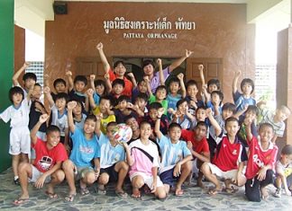 Masafumi Honda, manager of Omita Co., Ltd., along with the Japanese children, Anupab, a teacher in the administration department, and students at the orphanage salute a fun day.