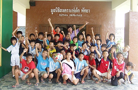 Masafumi Honda, manager of Omita Co., Ltd., along with the Japanese children, Anupab, a teacher in the administration department, and students at the orphanage salute a fun day. 
