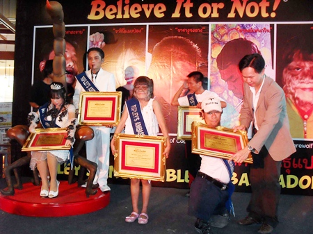 Supatra Sasuphan (center) and other Thais with unique abilities were recently invited to Pattaya to showcase their talents. 