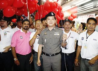 Pattaya Tourist Police commander Maj. Col. Arun Prompan (center) during the Valentine’s Day red balloon giveaway on Walking Street.