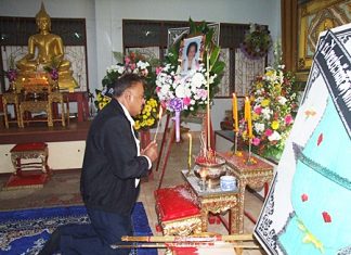 Pattaya Mail Media Group Managing Director Pratheep “Peter” Malhotra lights candles and joss stick to worship the three gems in honor of Samran Suansuk.