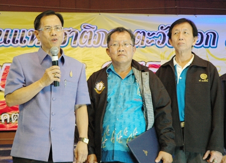 Chonburi Vice Governor Pongsak Preechawit congratulates the winners as Padungsak Tantraworasilp, (centre) President of the Eastern Mass Media Association of Thailand and Worapol Worathitichaisiri VP of EMMA listen attentively.