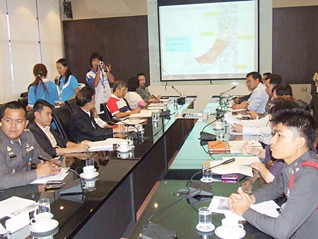 City officials and police discuss how to handle Pattaya’s entertainment zones. 
