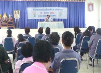 Pattaya Public Health and Environment Department Director, Wanaporn Jemjamrat, addresses government workers on the dangers posed by diabetes.