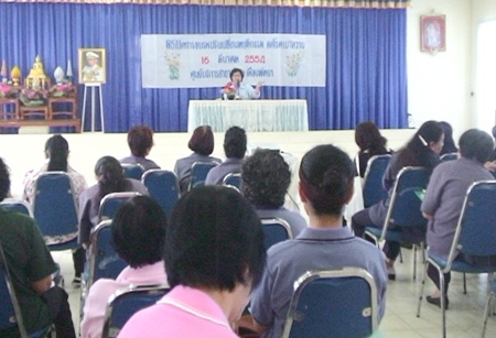 Pattaya Public Health and Environment Department Director, Wanaporn Jemjamrat, addresses government workers on the dangers posed by diabetes.