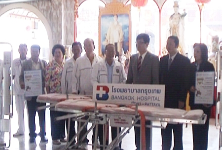 Officials of Bangkok Pattaya Hospital hand over the emergency medical equipment to representatives of the Sawang Boriboon Foundation.