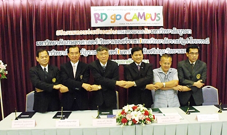 Officials from the 5 Universities shake hands at a meeting held Feb. 24 to announce the joint taxation course curriculum.