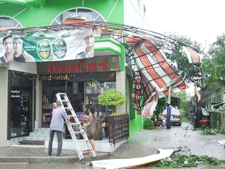 Violent winds and heavy rain damaged homes and businesses last week.  Meanwhile, Pattaya residents whose homes were damaged can collect up to 10,000 baht each from the city for emergency repairs.  
