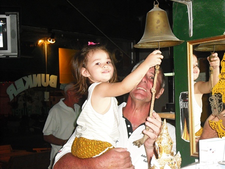 The Bunker Bar February ‘golfer of the month’ Peter Habgood gets some help ringing the bell from Lily. 