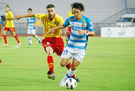 Pattaya United’s Keisuke Ogawa (17) shields the ball from Osotspa midfielder Khaled Kharroubi during the first half of their match at the Physical Education Stadium in Chonburi, Sunday, March 13. 