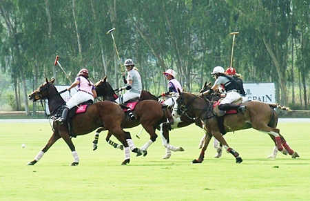 The two teams race downfield in the final chukka.