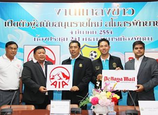 City Mayor and Pattaya United’s Chief Advisor Ittiphol Khunplome (left) presents a team jersey to Pattaya Mail Media Group’s Business Development Director Suwanthep (Tony) Malhotra (right) at a press conference held at City Hall, Friday, March 4, to announce new sponsors for the football club.