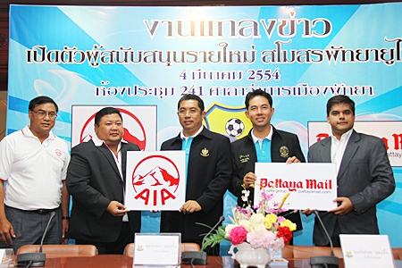 City Mayor and Pattaya United’s Chief Advisor Ittiphol Khunplome (left) presents a team jersey to Pattaya Mail Media Group’s Business Development Director Suwanthep (Tony) Malhotra (right) at a press conference held at City Hall, Friday, March 4, to announce new sponsors for the football club.