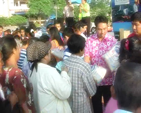 Pattaya Mayor hand out bags of rice to the needy.