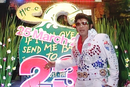Elvis impersonator Jaruk Viriyakit kept everyone entertained with his medley of songs. 