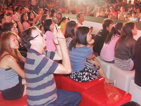 The event drew a large audience of fashion connoisseurs.