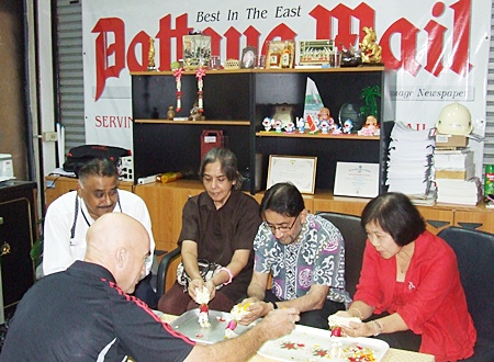 The Pattaya Mail Media Group, held a ‘Rod nam dam hua’ ceremony in our businesses premises where Martin Bilsborrow, our sports editor joined family and staff in pouring lustral water on the hands of our elders Marlowe Malhotra (2nd right) Pratheep Malhotra (left), Jasmeet Malhotra (2nd right) and Supatra Samleekaew (right) and received blessings in return. 