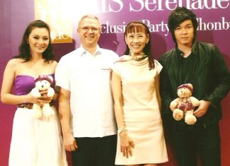At an exclusive party organized by AIS Serenade was held for exclusive members at the Centara Grand Mirage Beach Resort Pattaya recently. Andre Burlhart (2nd left), GM of the resort rolled out the red carpet for Vilasinee Puddhikarant (2nd right), Executive Vice President Customer & Service Management of AIS who was accompanied by award winning singers Panadda Ruangwut (left) and Auttapon Prakobkong (right).