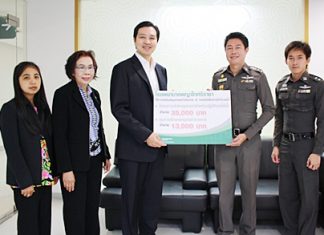Dr. Thanakom Mantananond (3rd left), Director of the Phyathai Hospital Sriracha along with Chaveewan Attanat, community relations presented a donation of 35,000 baht to Pol. Col. Surapol Prembutr (2nd right), commander of the Marine Police Division for the purchase of underwater operations equipment. In addition, another 13,000 baht was donated for education scholarships for their children.