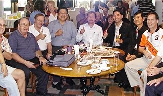 Sermsakdi, Richard Silverberg (MC), Michel, Max, Sithisin Ramyarupa, Senior Vice President of Bangkok Bank, Pravit, Manager of Bangkok Bank on Second Road, Elfi Seitz, editor of Pattaya Blatt, Pattaya Mayor Itthiphol Kunplome, Drew, Preben and Richard pose for posterity.