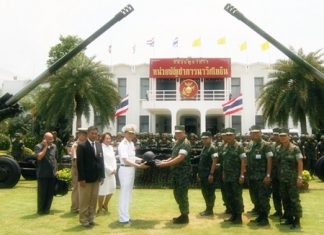 Justice Minister Pirapan Salirathavibhaga (front left) looks on as Vice Adm. Pongsak Phureeroj presents helmets and vests to Vice Adm. Suwit Thararoob.