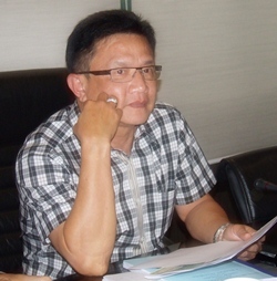 Deputy Mayor Wutisak Rermkitkarn chairs a meeting to provide more relief for victims of last month’s storm.