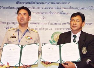 Mayor Itthiphol Kunplome (left) and Assistant Professor Bunma Panpradit (right), head of the Energy and Environmental Engineering Operations Center at Thammasart University, sign an agreement to study harvesting biogases as a way to reduce the city’s growing mountain of garbage.