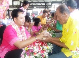 Mayor Itthiphol Kunplome pours water on the hands of senior citizens and receives blessings in return.