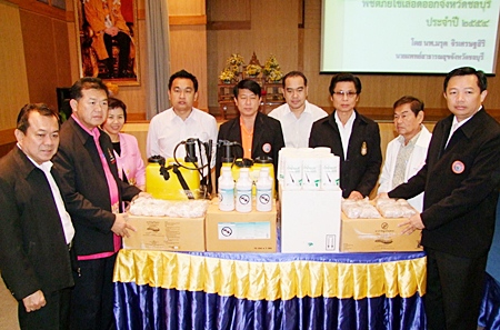Chonburi Administrative Organization President Wittaya Kunplome (right) along with government and health officials are banding together to battle dengue fever. 