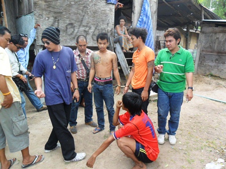 Suspected dealer A-non Chaimongkol (center, shirtless) and alleged runners Tawwsap Pichitpaiwan, Boripat Duangjai, and Tosaporn Bunpluk, were apprehended by Sattahip Special Affairs Against Drugs officers April 10. 