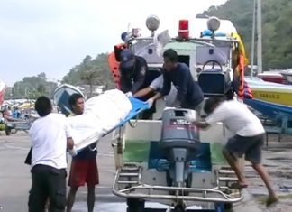 Sawang Boriboon Foundation volunteers assist Pattaya Sea Rescue staff after they brought the floating corpse ashore Wednesday.