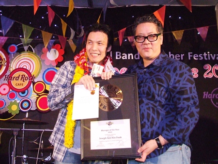 Hard Rock GM Gorge Carlos Smith (right) presents the Manager of the Year award to Joseph Gee Hin Fook at the Hard Rock’s annual staff party. 