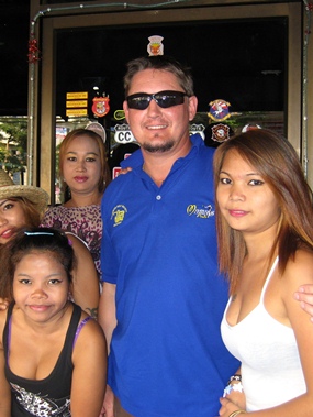 Danny L celebrates his golfing win with the staff at Senorita’s Bar. 