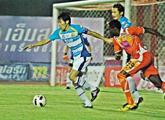 Pattaya United (blue shirts) defend against Si Sa Ket FC at the Sri Nakhon Lamduan Games stadium in Si Sa Ket, Sunday, April 24.
